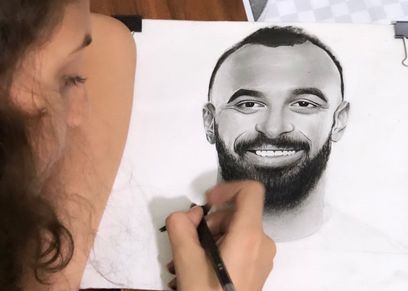 ريماس أثناء رسمها