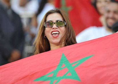 بالأعلام وأحمر الشفاه.. تألق المغربيات باستاد السلام  لمؤازرة أسود الأطلس