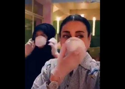 الإعلامية نادية المراغي مع صديقتها