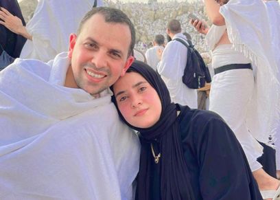 محمود وعلا يقضيان رحلة الحج في العيد العاشر لزواجهما