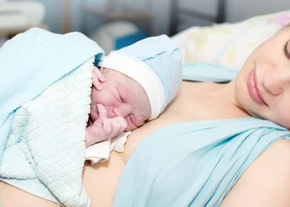 امرأة وطفل حديث الولادة