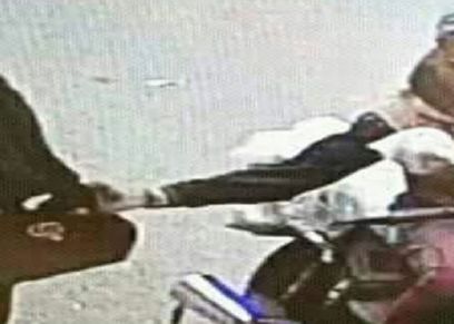 لص يخطف حقيبة سيدة في صنعاء بطريقة