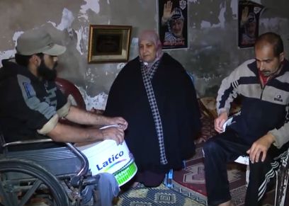 صورة لعائلة الشهيد يجلس وسطهم
