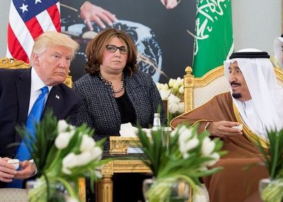 أثناء تناولهم القهوة العربية