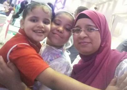 حنان مع طفلتيها بالكفالة