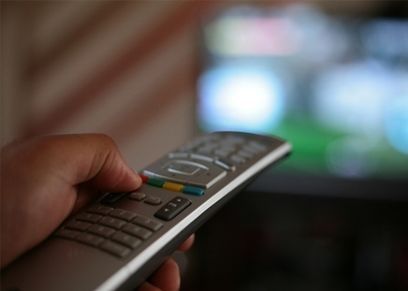 لماذا يبحث الناس على الريموت أو الهواتف وهي في إيديهم؟