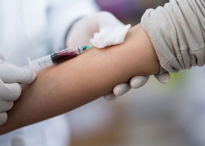 علقها على شجرة خارج بيته.. رجل يقتل زوجته بعدما اكتشف إصابتها بالإيدز