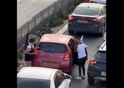 مستوطنات أزلن علم إسرائيل عند مرورهم بالقرب من مظاهرة لحق شيرين أبو عاقلة