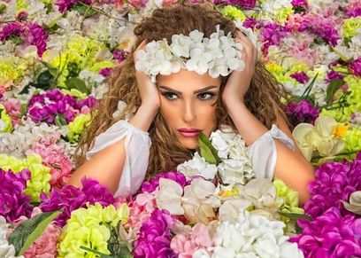 الفنانة دنيا عبدالعزيز