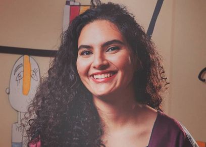 سمية أبو العز تحترف فن الرسم على القماش على هيئة قصص مصورة