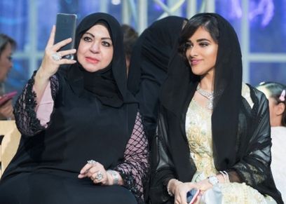 مصممة الأزياء العالمية  منى المنصوري