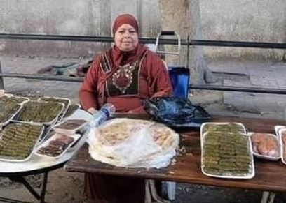 الحاجة فتحية إدارية في المدرسة الصبح.. وبعد الظهر بتبيع محاشي وحلويات في الشارع