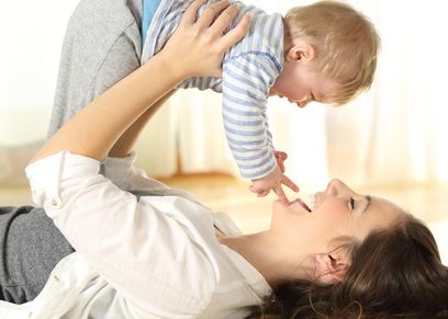 صورة تعبيرية لأم ورضيعها