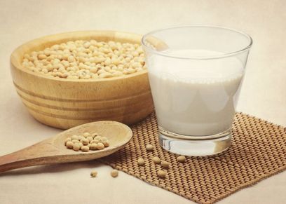 طبيب يحذر من خلط الحليب بالمشروبات النباتية