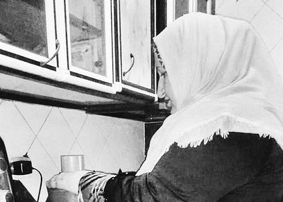 «منة» أثناء تحضير الطعام فى المشروع