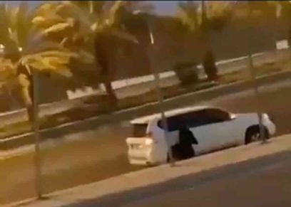 فتاة تصلي على الطريق 