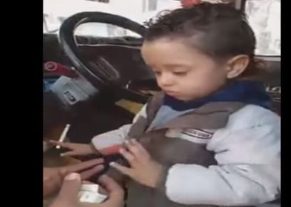 القصة الكاملة لطفل السيجارة والسلاح الأبيض..