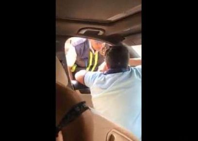 طفل يعتدي على رجل مرور