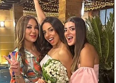 سارة عادل إمام وسط رفيقاتها