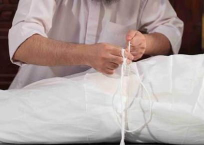 حكم تغسيل الرجل لأمه