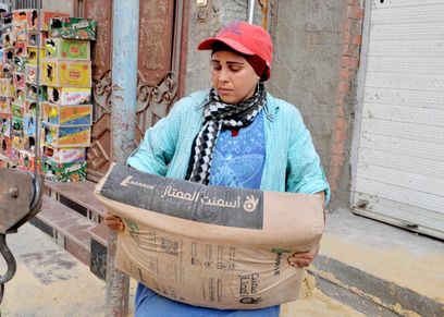 سيدة تعمل في المعمار