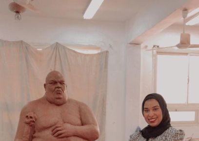 سهيلة أنور بجانب مشروع تخرجها
