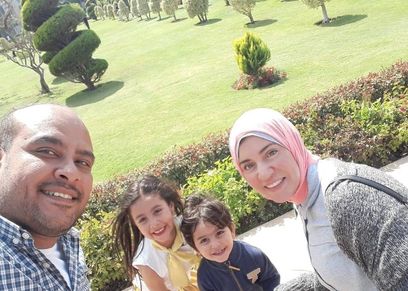 «محمد» وزوجته المصابة وطفلاه