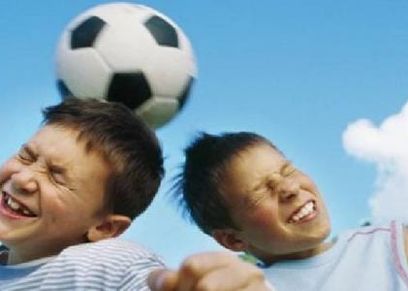 ضربات الرأس بسبب كرة القدم يمكن أن تتسبب في الإصابة بالزهايمر