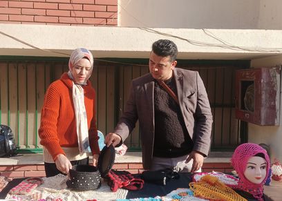 هبة محمد أثناء بيعها للمشغولات اليدوية