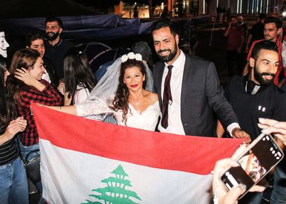 ملاك وزوجها وسط ساحة رياض الصلح