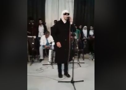خديجة تغني بإحدى الحفلات