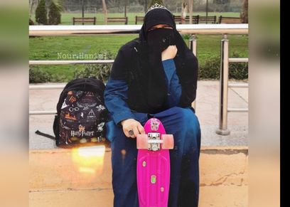منتقبة تمارس رياضة التزلج