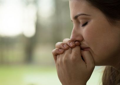 أم تقع تحت رحمة الجد بعد وفاة الزوج