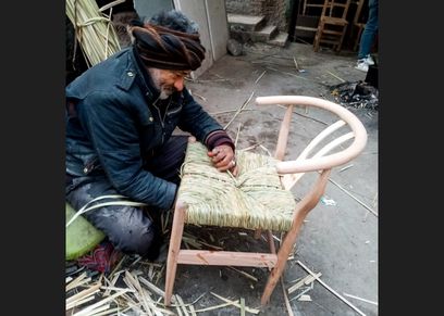 صابر يصنع أثاث البردي
