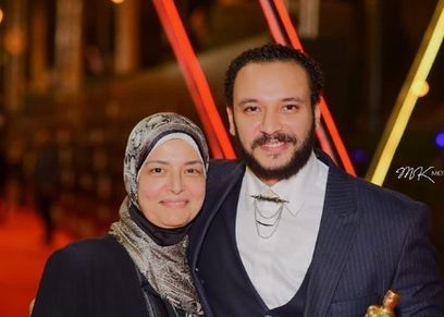 أحمد خالد صالح ووالدته