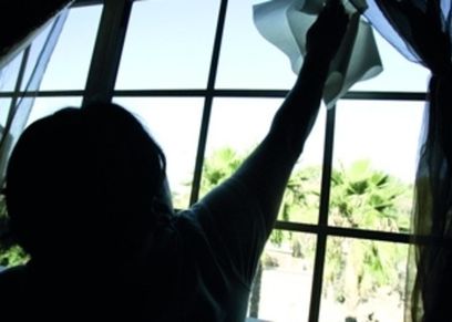 غادر المنزل حتى تنظفه الخادمة.. عاد ليجدها جثة هامدة