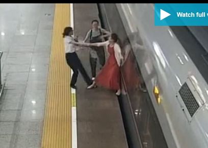 محاولة السيدة الصينية من فتح القطار