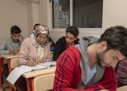 السيدة باشيندة ديرين داخل الجامعة
