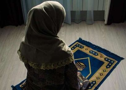 صلاة المرأة أمام الرجال