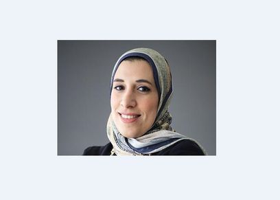 تكريم الباحثة منة الصيرفي بجائزة التميز العلمي في باريس