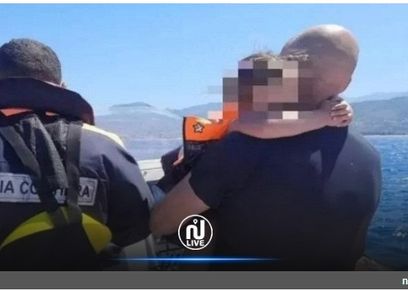 صورة للطفلة أثناء احتضانها من قبل السلطات