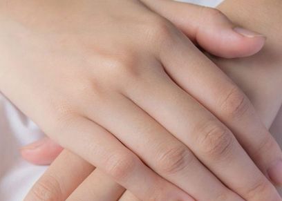 وصفات للتخلص من اسمرار مفاصل الأصابع