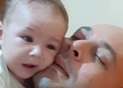 الطبيب محمود سامي مع ابنه
