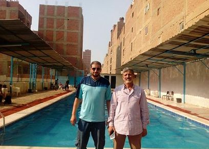 الحج حمدي يحول خرابة لحمام سباحة بأرض اللواء