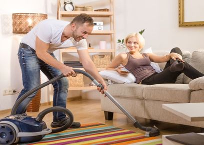 دراسة: مساعدة الرجل في الأعمال المنزلية يساهم في تنشيط العلاقة الجنسية