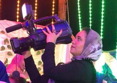 منة أثناء تصويرها لقطة في حفل زفاف بالغربية
