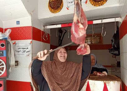نفيسة في محل الجزارة