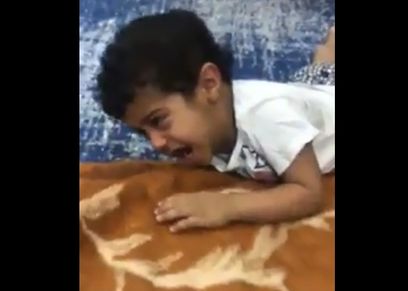 أب يوثق لحظات تعذيب طفله بنشر فيديوهات