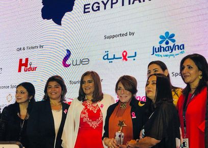 تكريم الفنانة لبنى عبد العزيز في منتدى المرأة المصرية