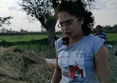 شابة هندية تمسك كوبرا